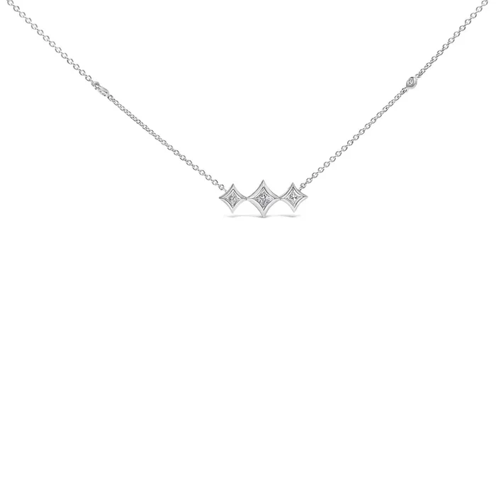 10K White Gold Bezel Set Princess Diamond 3 Stone Kite Shape and Station Necklace (H-I Color, SI2-I1 Clarity) – 18″ Inches