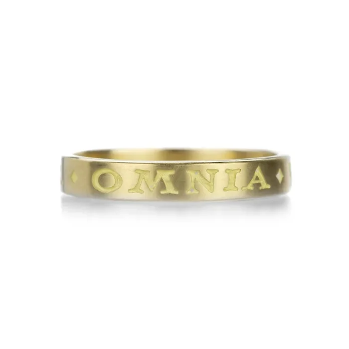 18k Engraved Omnia Vincit Amor Band