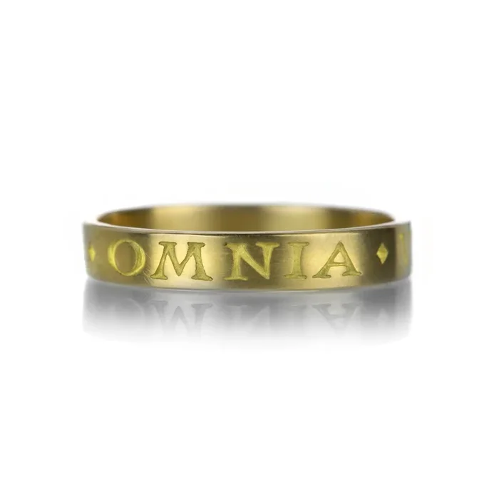 18k Yellow Gold Omnia Vincit Amor Band
