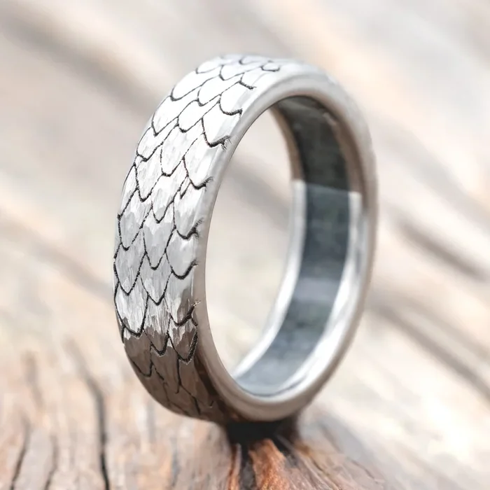“ECHO” – HAMMERED DRAGON SCALE WEDDING RING FEATURING A CRUSHED MOSS AGATE LINED BAND