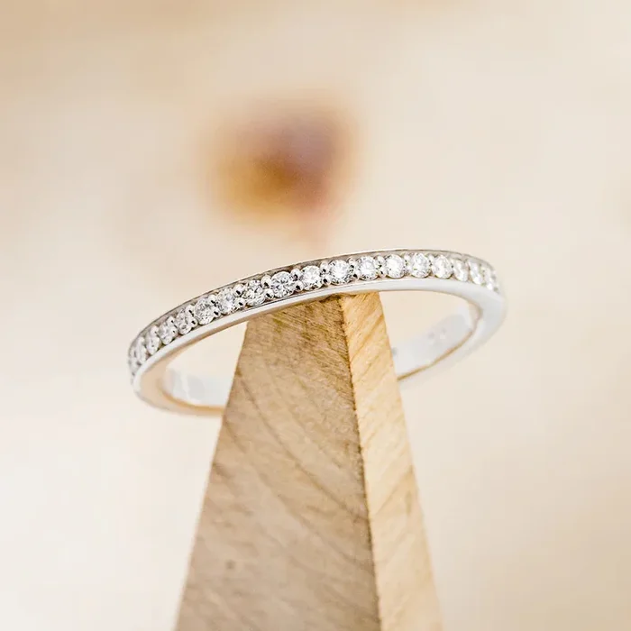“STELLA” – DIAMOND ACCENTED WEDDING BAND – 14K WHITE GOLD – SIZE 7 1/2