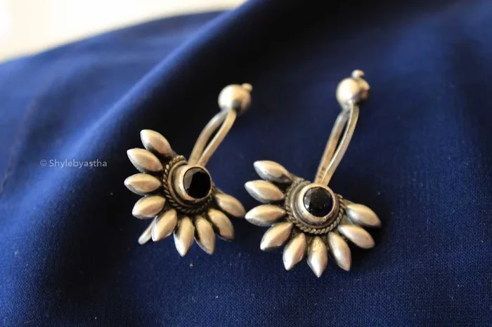 Adya Petal Black clip on Bugadi