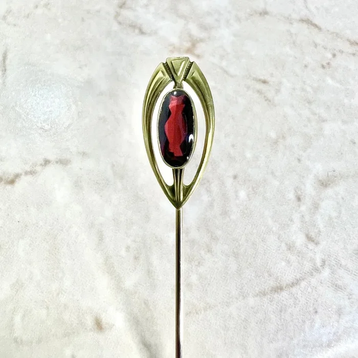 Alfiler de sombrero/broche Art Nouveau antiguo de oro amarillo de 14 quilates con granate