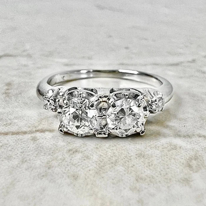 Anillo “Toi Et Moi” vintage de estilo Art Déco tardío en oro blanco de 14 quilates con diamantes de 0,70 quilates
