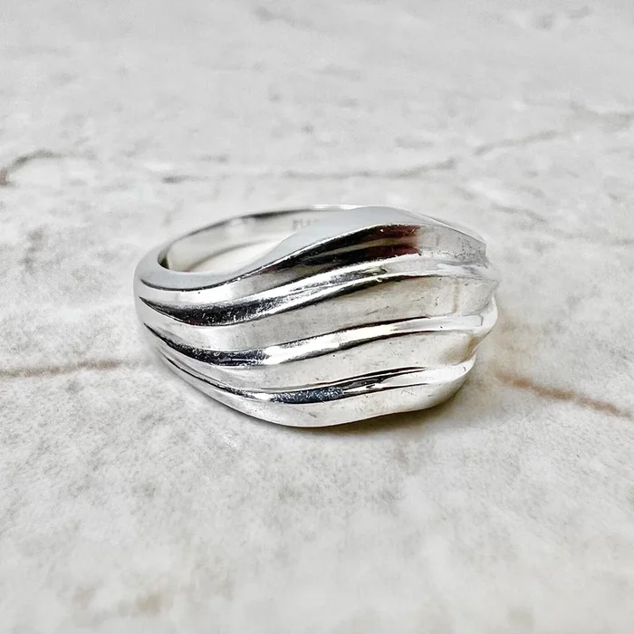 Anillo de banda ondulada de oro blanco de 14 quilates