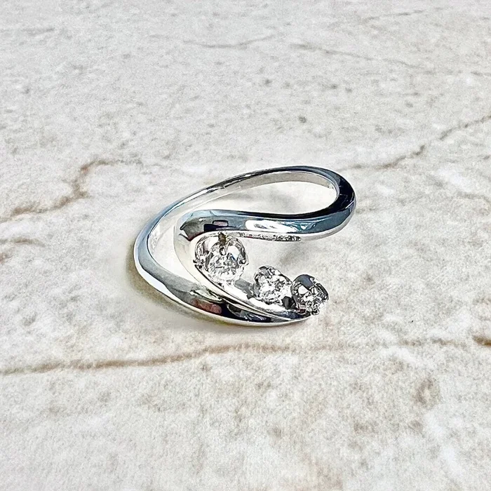 Anillo de cóctel de tres diamantes en oro blanco de 14 quilates