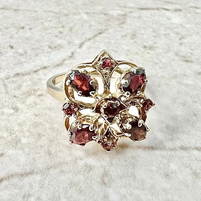 Anillo de cóctel vintage de oro amarillo de 10 quilates con granate