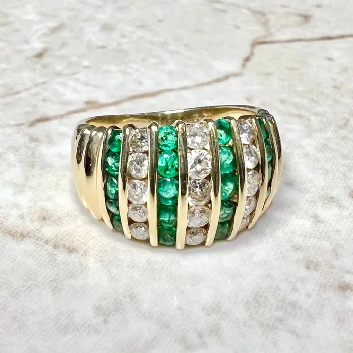 Anillo de cóctel vintage de oro amarillo de 14 quilates con esmeralda natural y diamantes