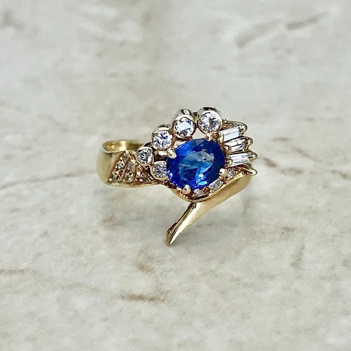Anillo de cóctel vintage de oro amarillo de 14 quilates con zafiro y diamantes