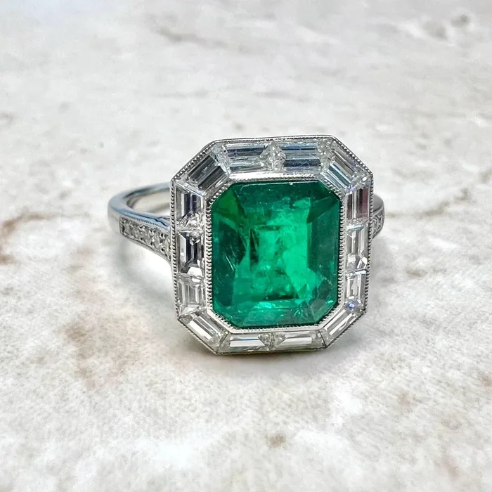 Anillo de compromiso con halo de platino y esmeralda estilo art déco hecho a mano