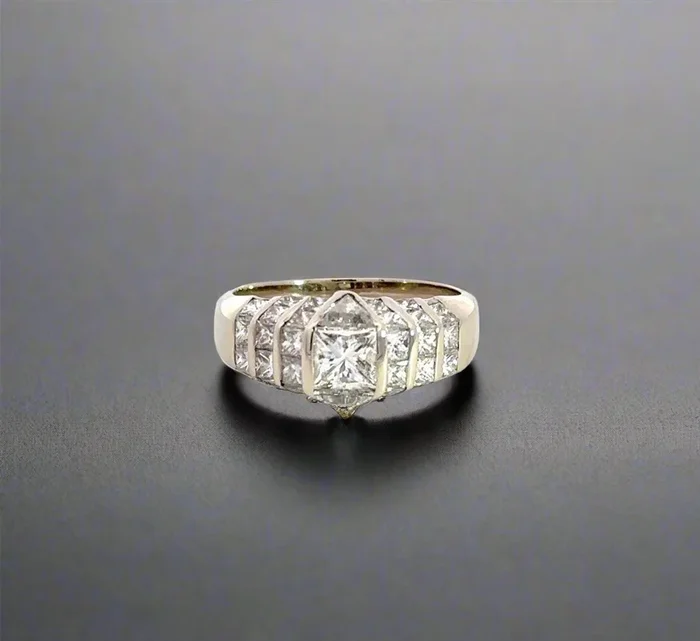 Anillo de compromiso de diamantes de talla princesa para mujer en oro blanco de 14 quilates