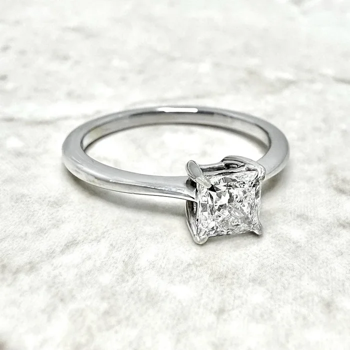 Anillo de compromiso solitario con diamante de talla princesa natural de 0,75 quilates y oro de 18 quilates