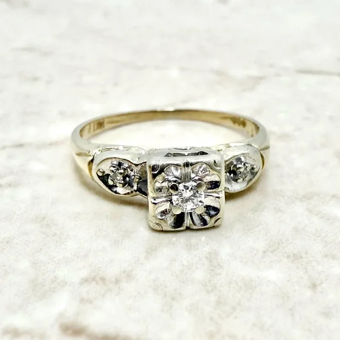 Anillo de compromiso vintage de oro de 14 quilates de dos tonos con solitario de diamantes, década de 1940