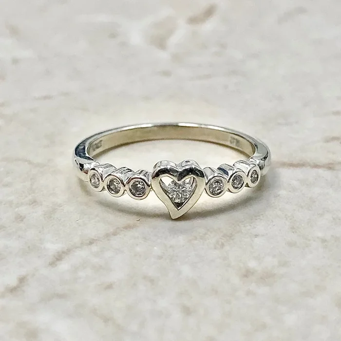 Anillo de corazón de diamantes en oro blanco de 10 quilates