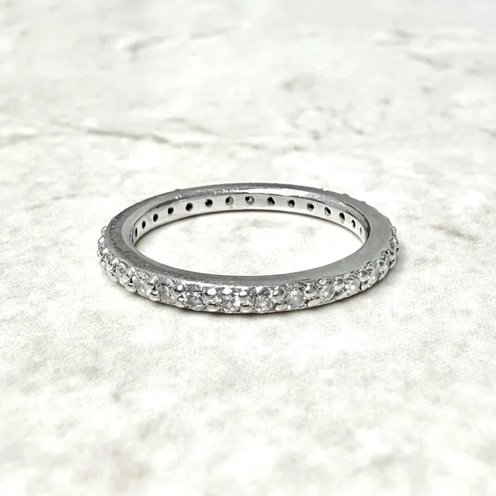 Anillo de eternidad de oro blanco de 14 quilates con diamantes naturales de 0,65 quilates