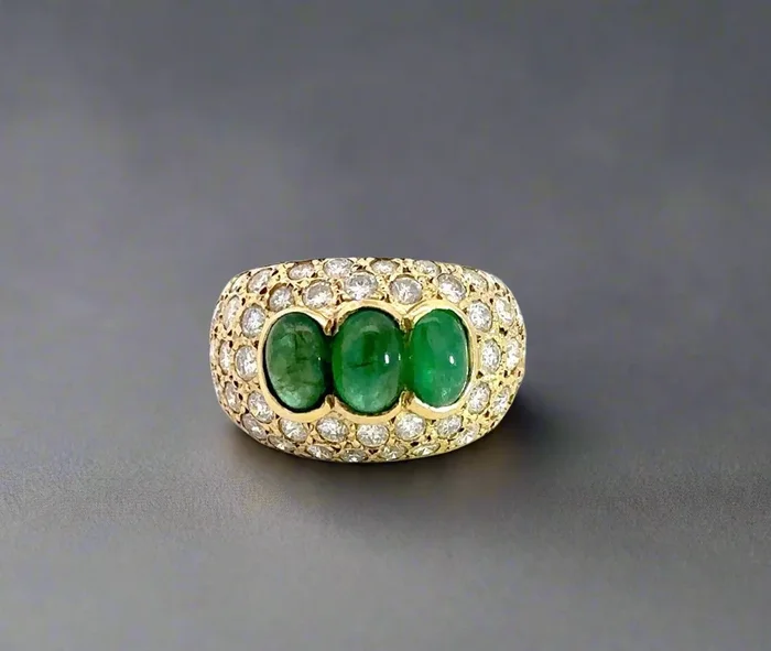 Anillo de oro amarillo de 14 quilates con piedra preciosa esmeralda en forma de cúpula y diamante para mujer