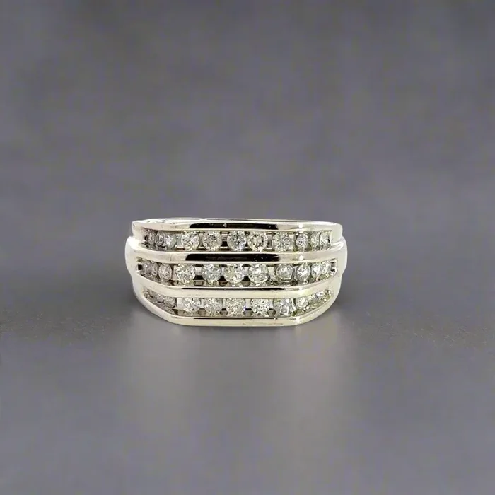 Anillo de oro blanco de 10 quilates con diamantes para hombre