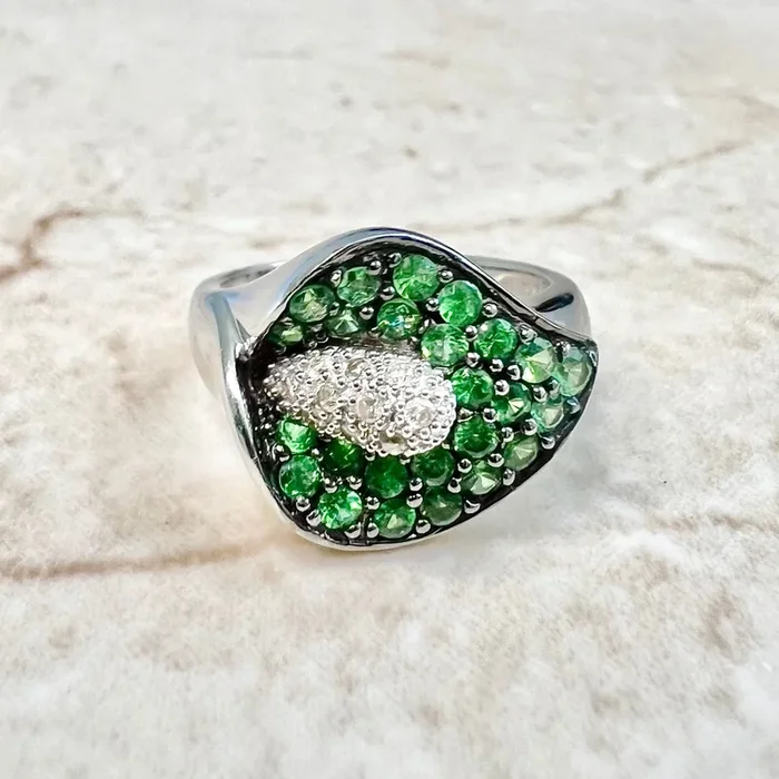Anillo de oro blanco de 14 quilates con flor de cala, granate tsavorita y diamantes