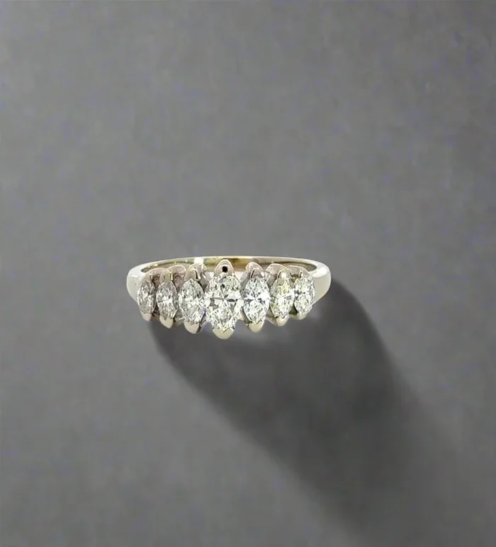 Anillo de oro blanco de 14 quilates con forma ovalada y diamantes para mujer