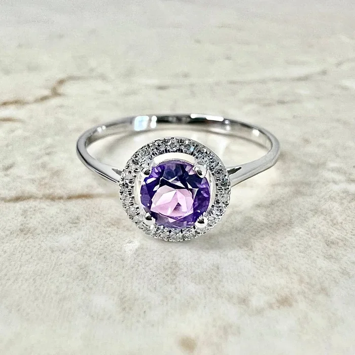 Anillo de oro blanco de 14 quilates con halo de diamantes y amatista redonda con piedra natal de febrero