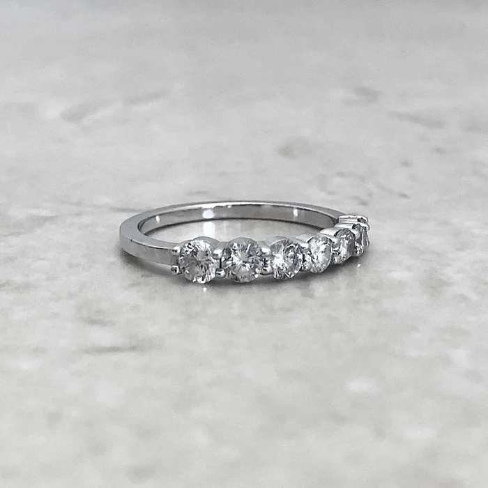 Anillo de oro blanco de 14 quilates con siete diamantes de 0,75 quilates y diamantes graduados.