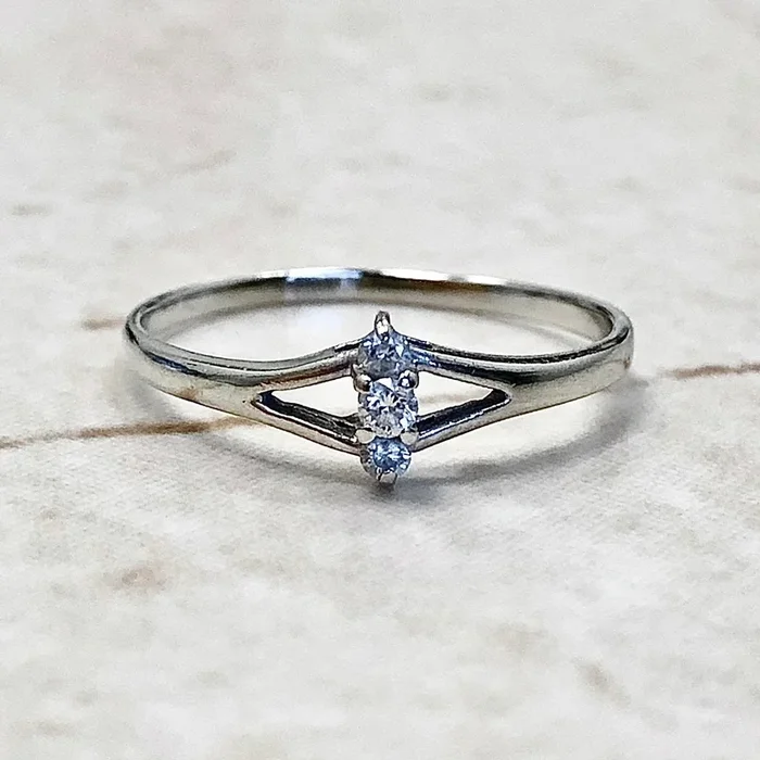 Anillo de oro blanco de 14 quilates con tres piedras y diamantes