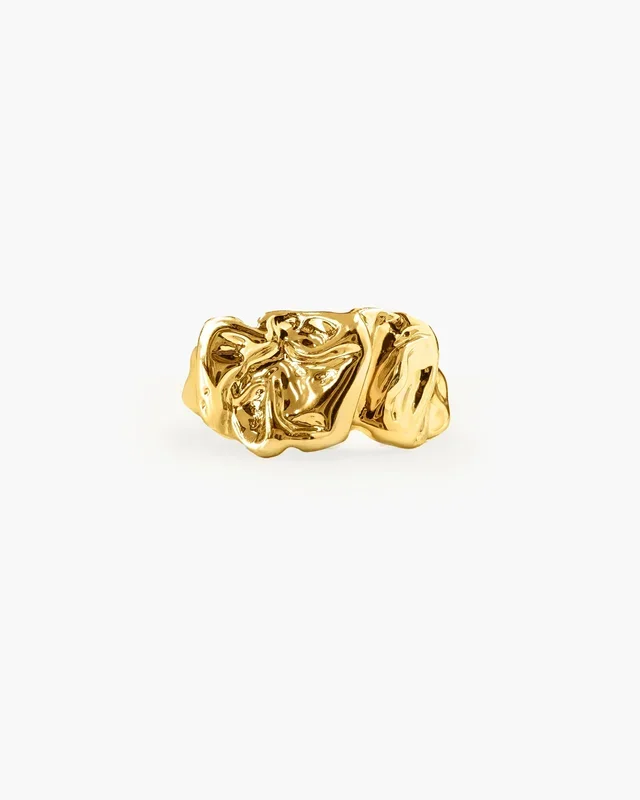 Anillo fundido texturizado en oro
