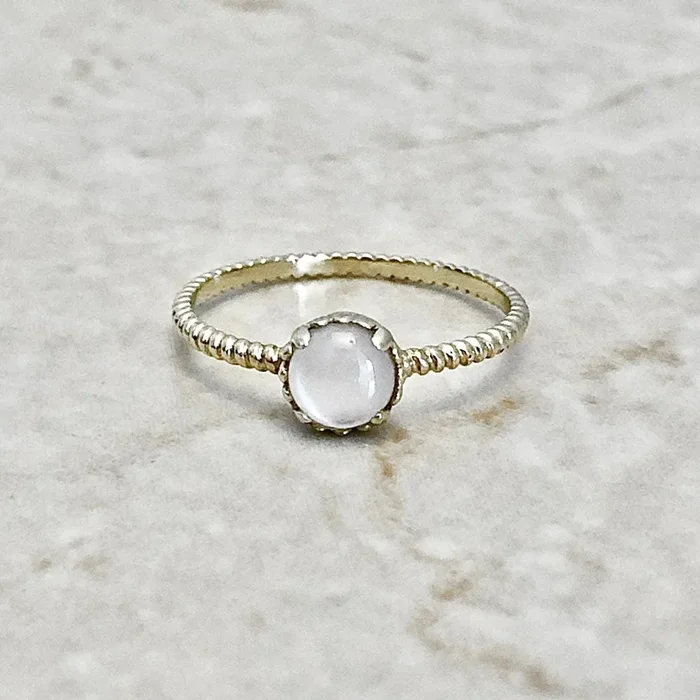 Anillo italiano de piedra lunar en oro amarillo de 14 quilates