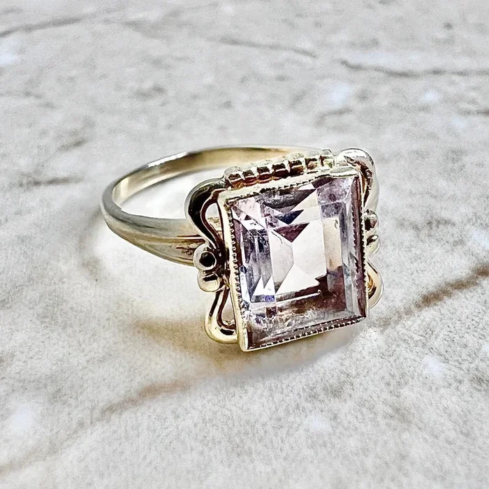 Anillo solitario Art Déco antiguo de oro amarillo de 10 quilates con cristal rosa claro