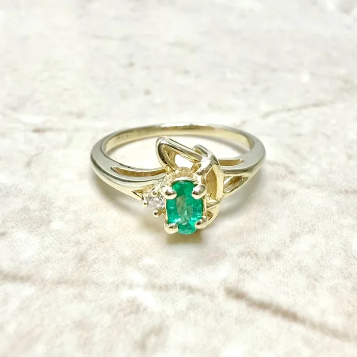 Anillo solitario vintage de esmeralda natural en oro amarillo de 14 quilates con detalle de diamante