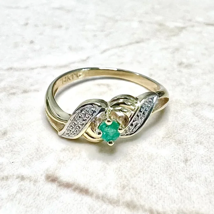 Anillo solitario vintage de oro amarillo de 14 quilates con esmeralda y diamantes