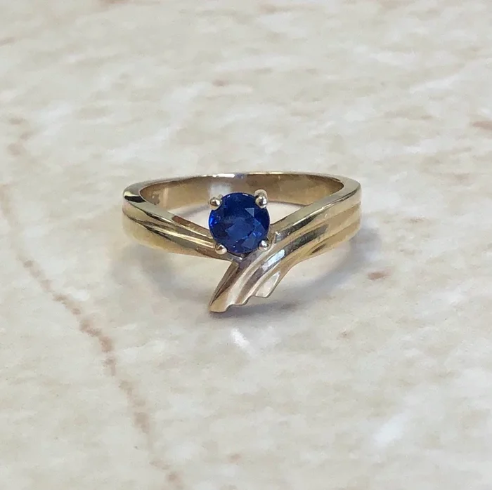 Anillo solitario vintage de zafiro en oro amarillo de 14 quilates