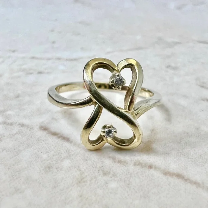 Anillo Toi & Moi de oro amarillo de 14 quilates con diamantes y corazón