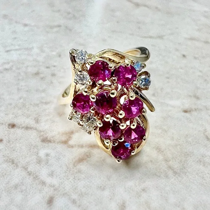 Anillo vintage de cóctel con rubí natural y diamantes en oro amarillo de 14 quilates