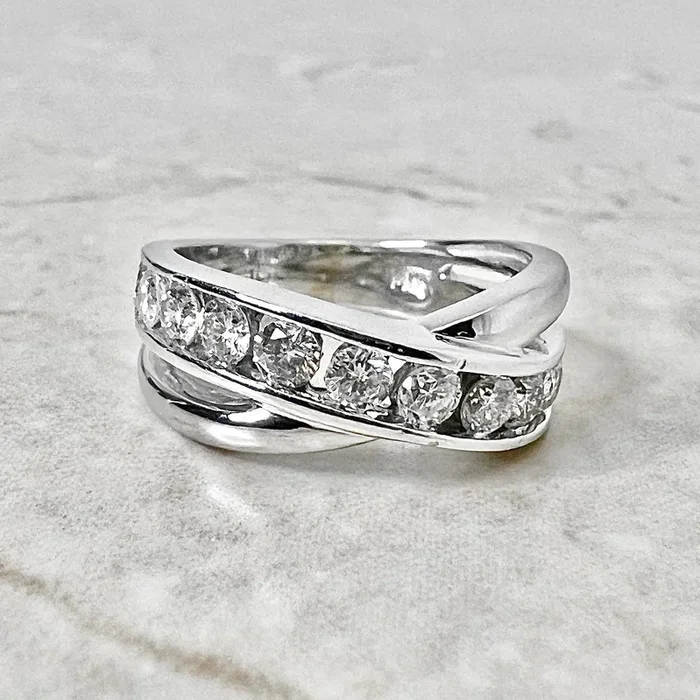 Anillo vintage de media eternidad con diamantes de 1 quilate y oro blanco de 14 quilates