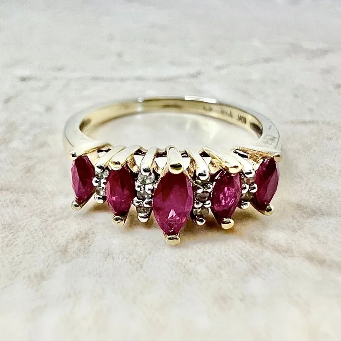 Anillo vintage de oro amarillo de 10 quilates con rubí y diamantes