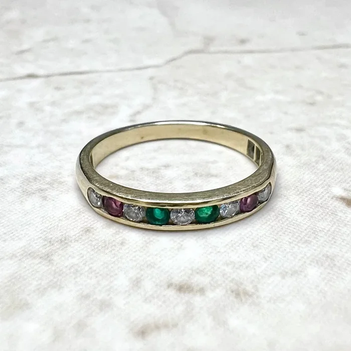 Anillo vintage de oro amarillo de 14 quilates con diamantes naturales, rubíes y esmeraldas.
