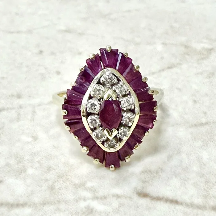 Anillo vintage de oro amarillo de 14 quilates con doble halo de rubíes y diamantes