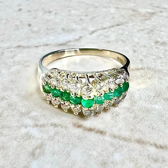 Anillo vintage de oro amarillo de 14 quilates con esmeralda natural y diamantes – Talla 5,5 EE. UU. / 1/2 K RU