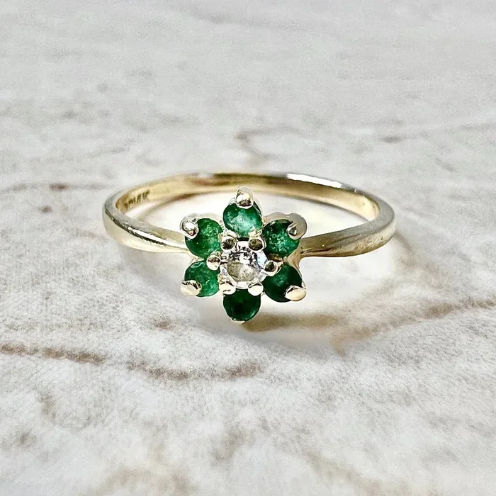 Anillo vintage de oro amarillo de 14 quilates con halo de diamantes y esmeraldas naturales
