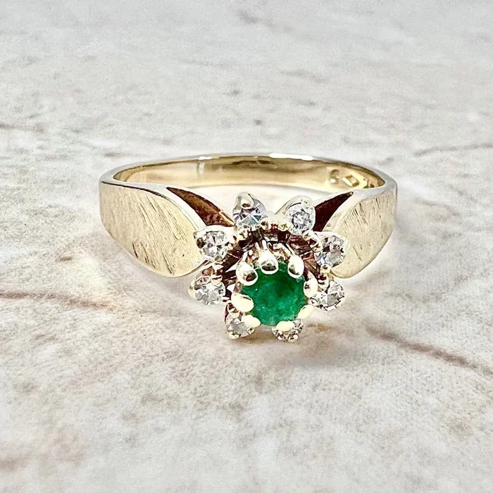 Anillo vintage de oro amarillo de 14 quilates con halo de diamantes y esmeraldas naturales redondas, años 60