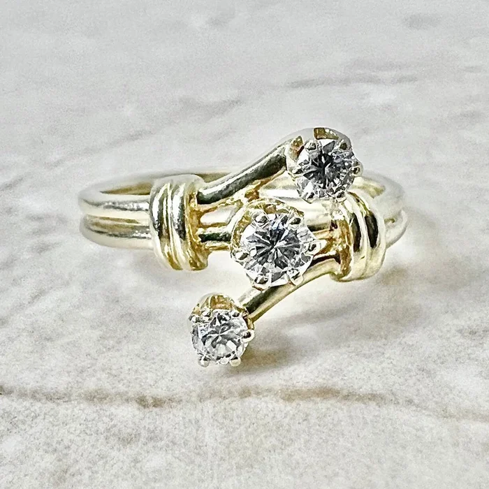 Anillo vintage de oro amarillo de 14 quilates con tres piedras y diamantes de 0,40 quilates
