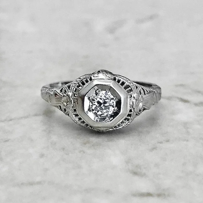Antique Art Deco 18 Karat White Gold 0.20 Carat Diamond Solitaire Engagement Ring