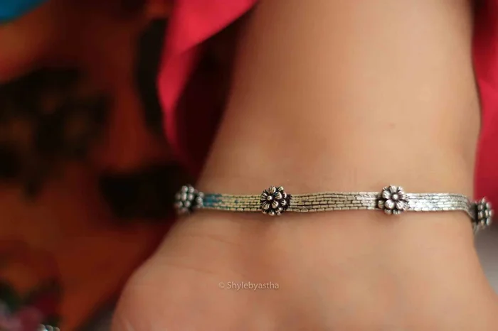 Anvaya Layered Flower Embossed Anklet