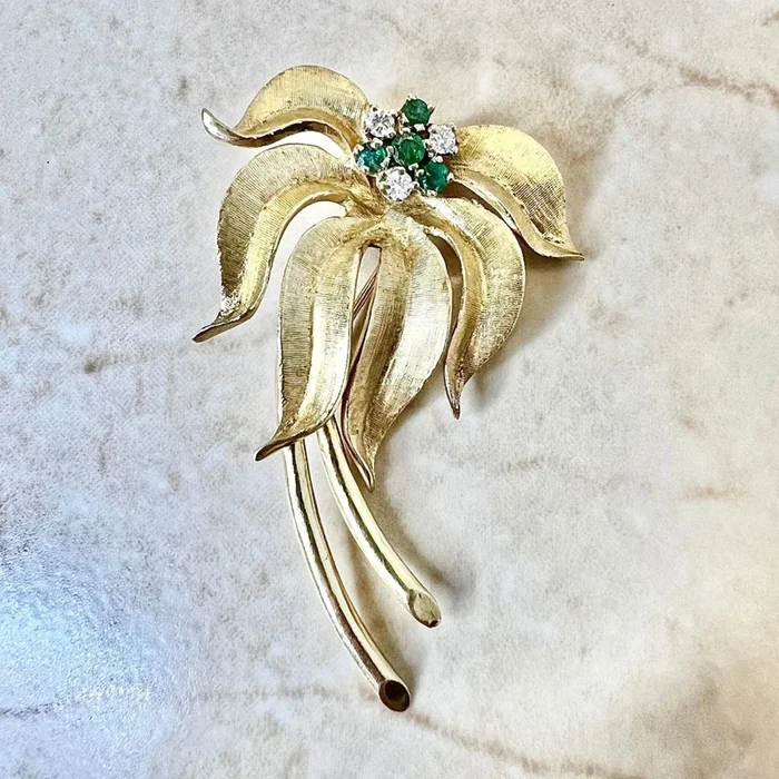 Broche vintage de oro amarillo de 14 quilates con flor de esmeralda y diamantes, década de 1970