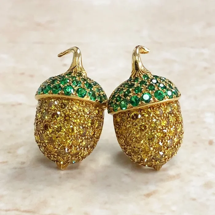 Carvin French 出品,精美手工打造的 18K 黄金 4.75 克拉黄钻及沙弗莱石榴石耳环。