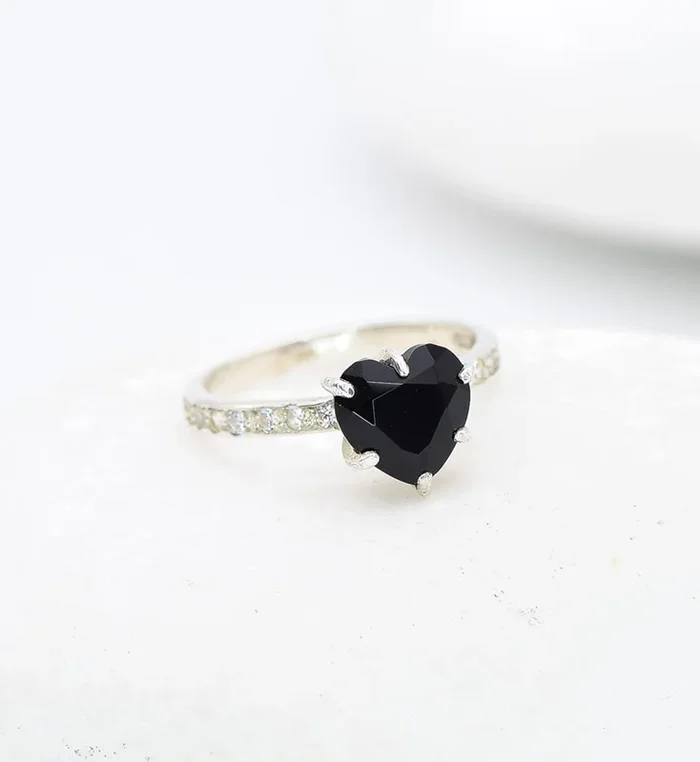 Classic Onyx Heart Ring in Silver