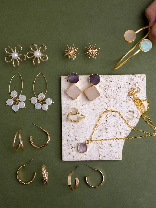 Classy & Crystal Jewellery Hamper (10 Pieces) – 4 Raw Stone Jewels & 6 Everyday Essentials