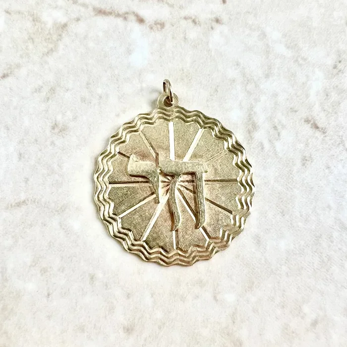 Colgante Chai vintage de oro amarillo de 14 quilates de la década de 1960