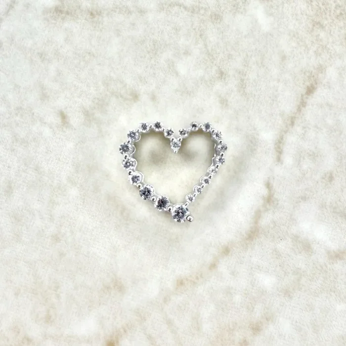 Colgante de corazón con diamantes graduados en oro blanco de 10 quilates